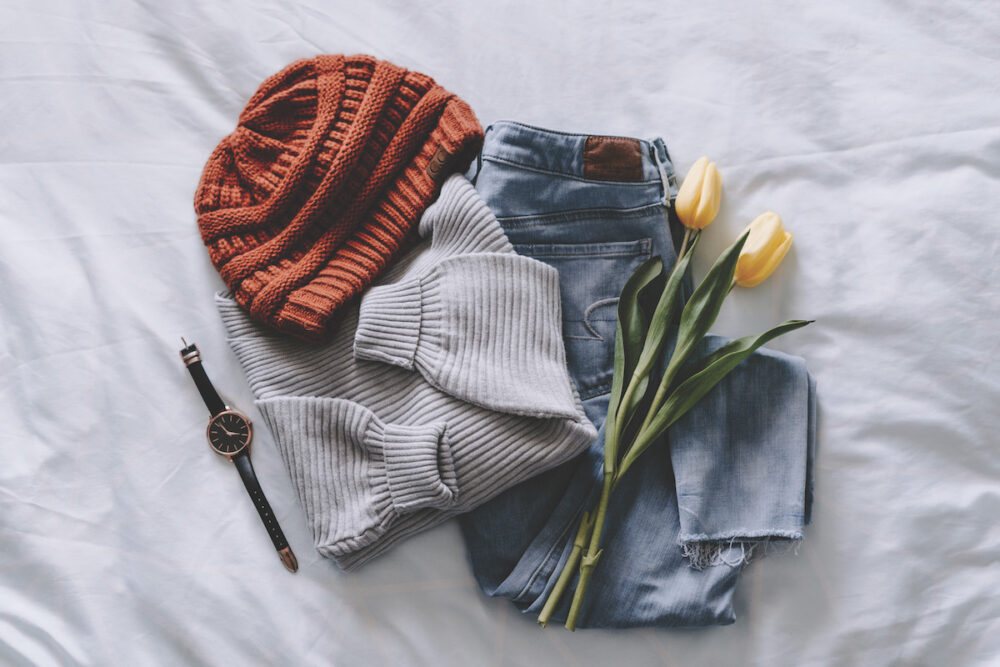 beanie-jeans-sweater-folded