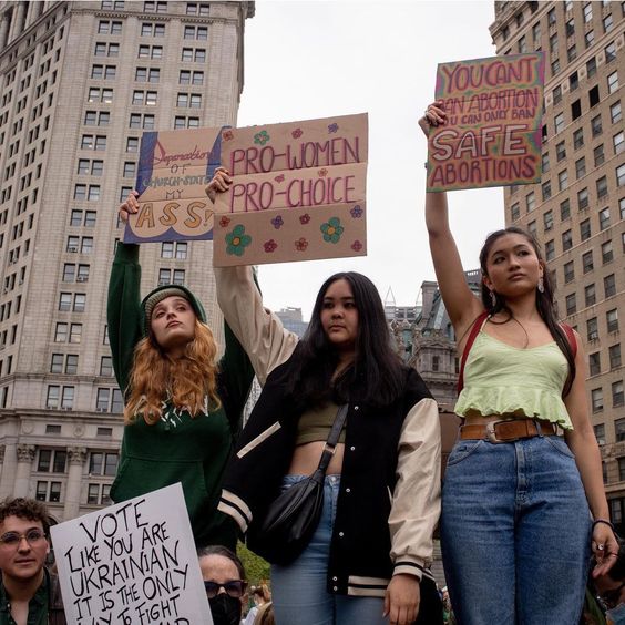 Protesters fighting for abotion rights which includes mifepristone