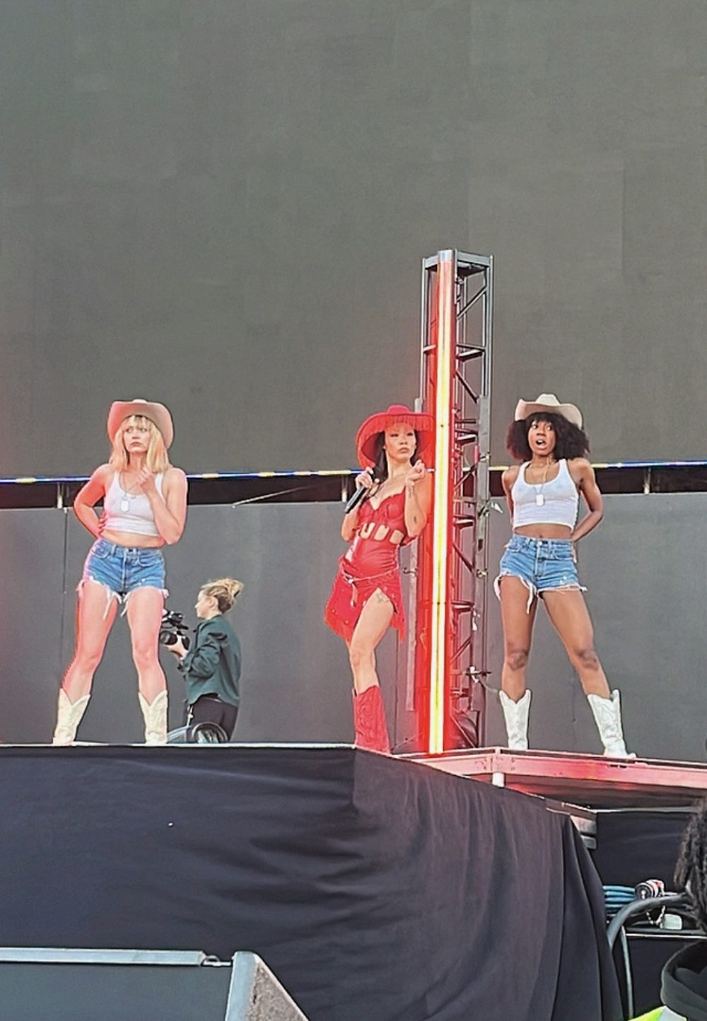 Portola Festival artist Rina Sawayama & dancers dressed in cowgirl outfits