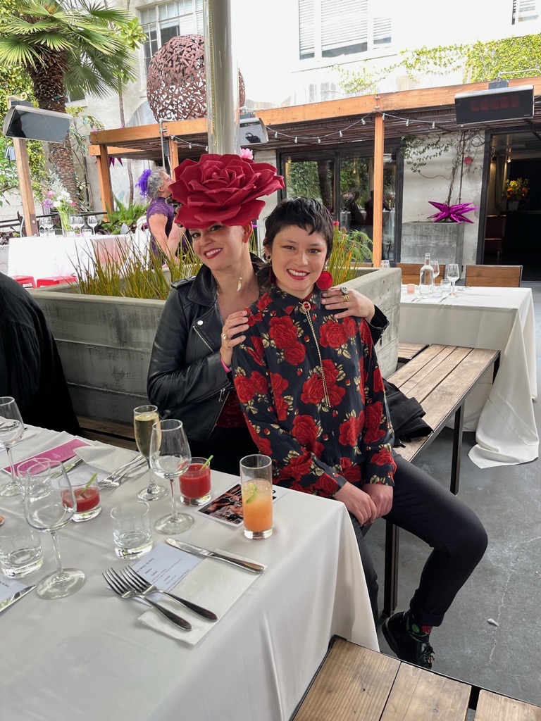 two femmes at their table