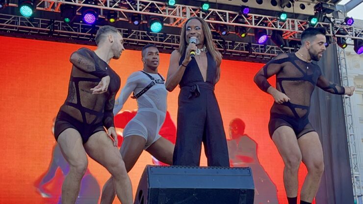 billy porter on the main stage with 3 backup dancers in the background