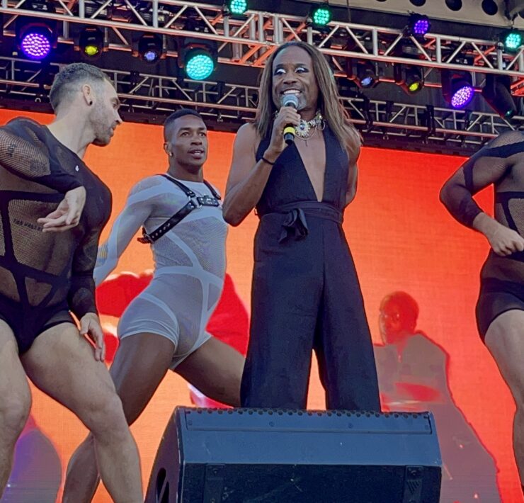 billy porter on the main stage with 3 backup dancers in the background