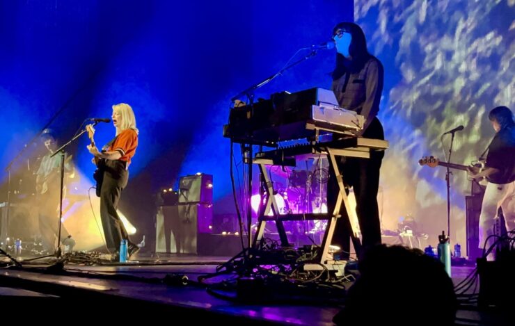 close up on Molly Rankin and keyboard player Kerri MacLellan