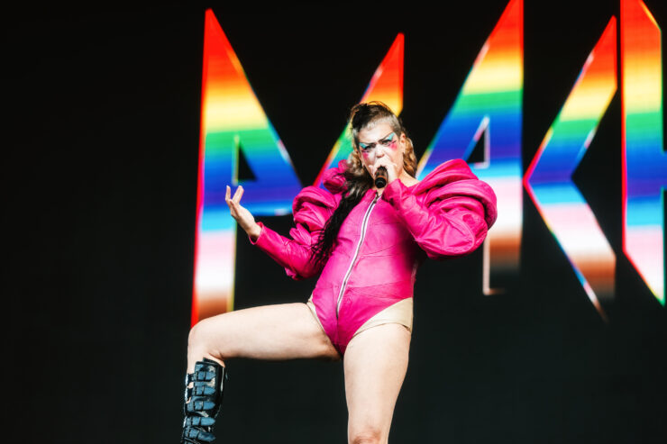 Peaches sings with one foot up on the monitor