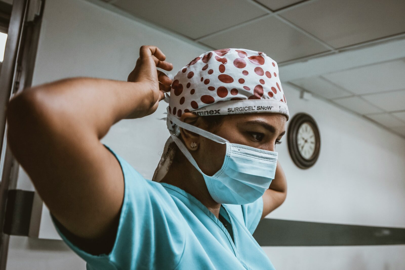 A surgeon prepares to go into organ transplant surgery