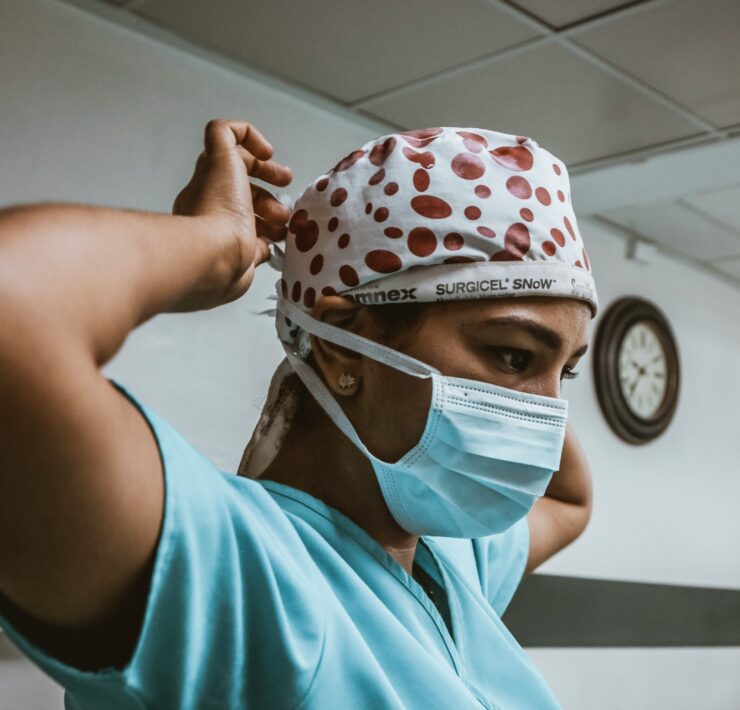 A surgeon prepares to go into organ transplant surgery