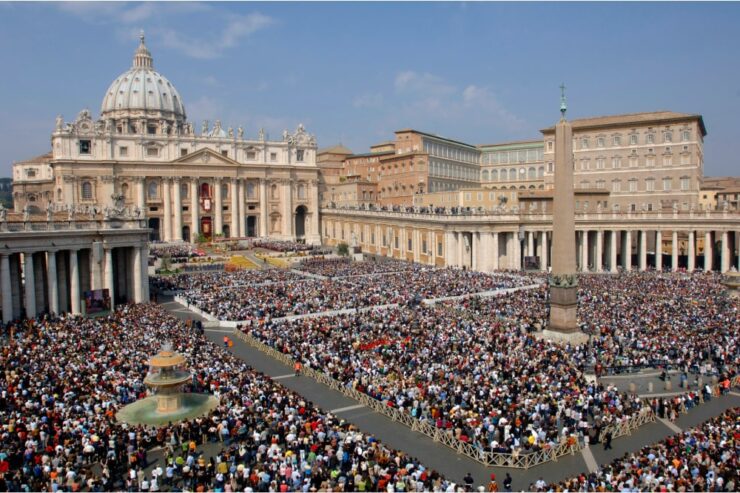 Eventgoes gather in Vatican City